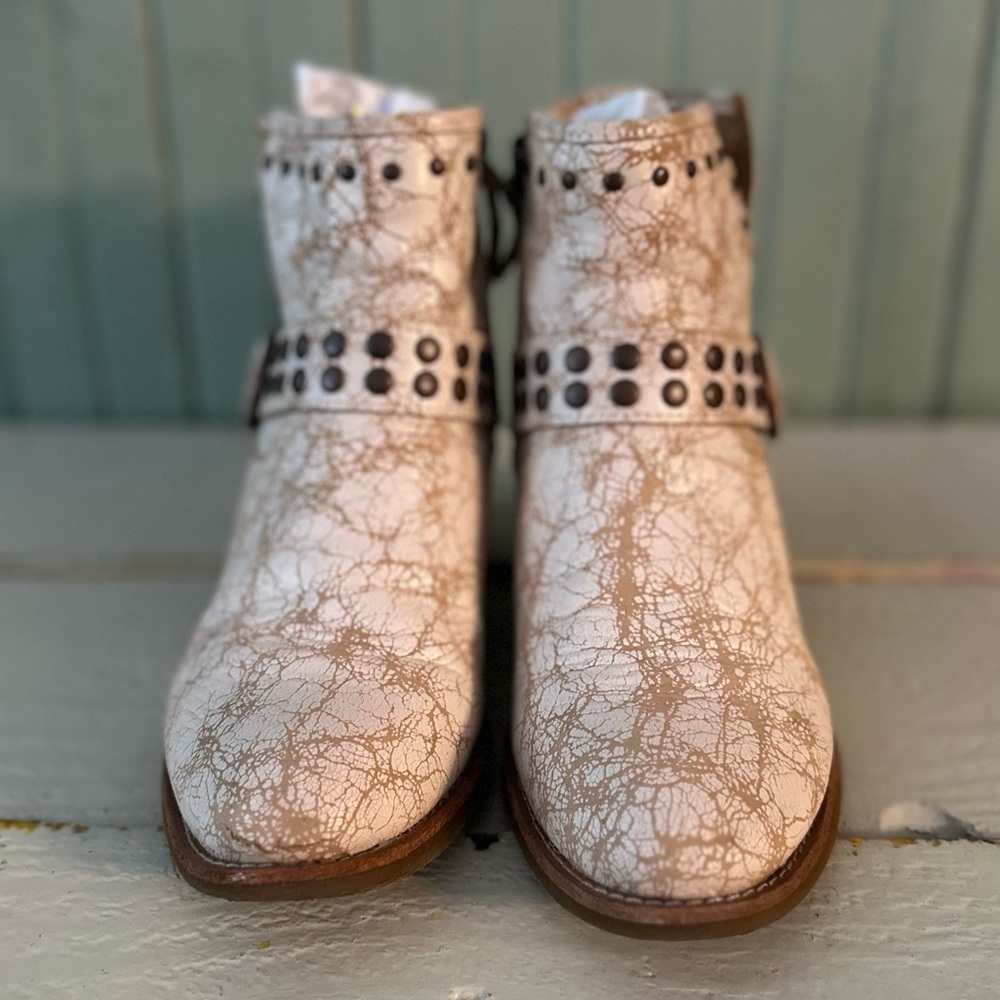 Söfft Allene II Bootie (Women) IVORY, Size 7M - Picture 3 of 8